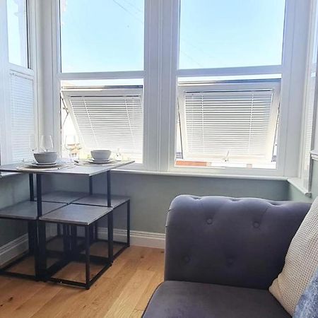Westcliff-On-Sea Modern 2 Bedroom Apartment - Free Parking Southend-on-Sea Bagian luar foto