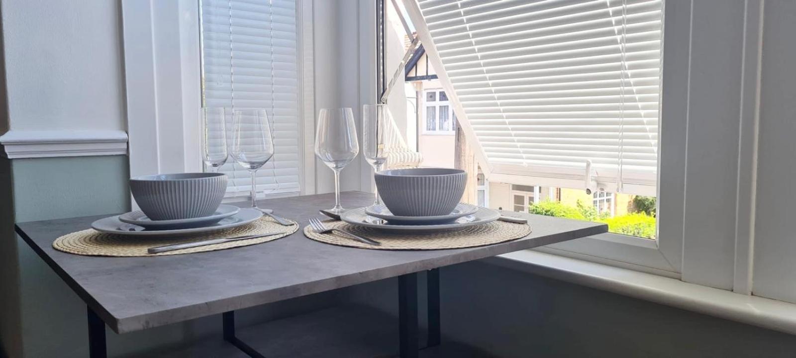 Westcliff-On-Sea Modern 2 Bedroom Apartment - Free Parking Southend-on-Sea Bagian luar foto