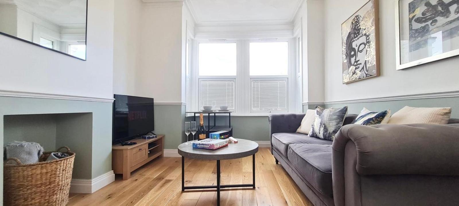 Westcliff-On-Sea Modern 2 Bedroom Apartment - Free Parking Southend-on-Sea Bagian luar foto